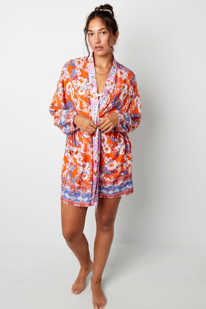Kurzer Kimono mit lila Blüten – mehrfarbig h5 Bild4